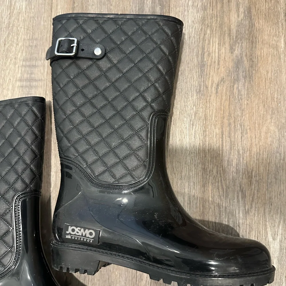 Nearly new rain/snow boots! - Picture 2 of 4
